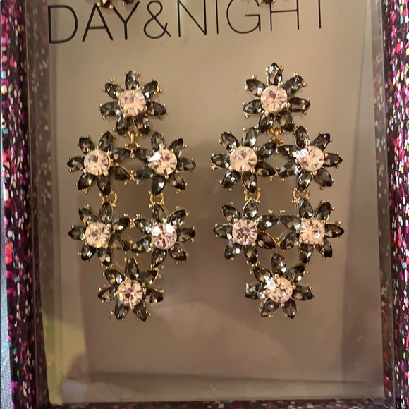 Beautiful earrings never worn , set of two . - Picture 2 of 3